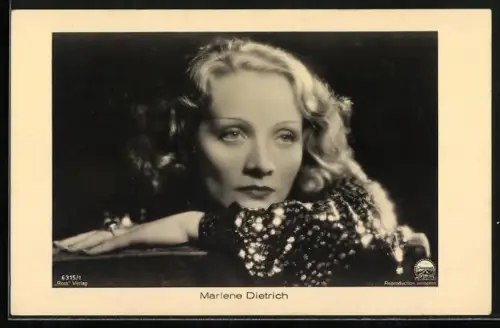 AK Schauspielerin Marlene Dietrich im Glitzerkleid