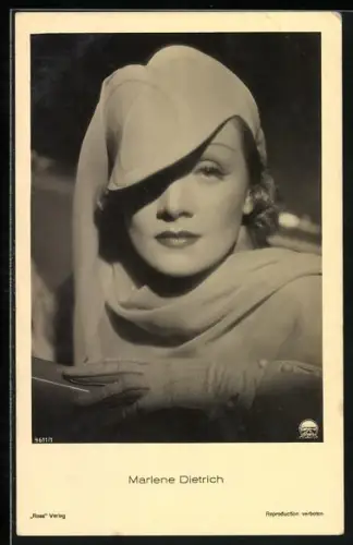 AK Schauspielerin Marlene Dietrich mit Handschuhen