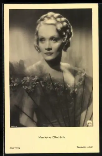 AK Schauspielerin Marlene Dietrich, Portrait mit Spitzenfächer