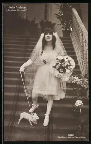 Foto-AK Filmszene Engleins Hochzeit, Schauspielerin Asta Nielsen im Hochzeitskleid mit Ferkel