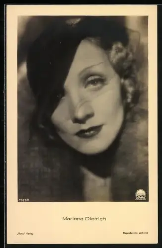 AK Schauspielerin Marlene Dietrich im Pelz mit Hut und Trauerschleier