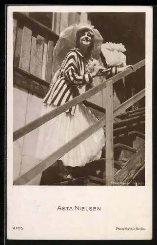 AK Schauspielerin Asta Nielsen im weissen Kleid