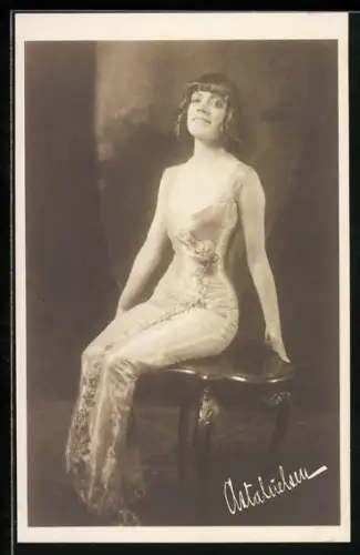 AK Schauspielerin Asta Nielsen im Abendkleid