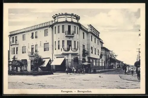 AK Beregszász, Strassenpartie an einer Kreuzung, Eckhaus mit Rotunde