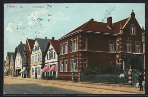 AK Bünde, Kirchstrasse mit Häusern, Mann