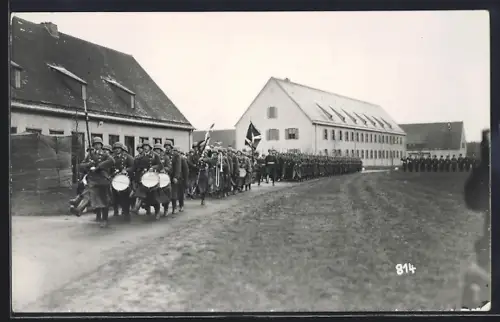 Foto-AK Döberitz, Soldaten auf dem Truppenübungsplatz mit Kaserne