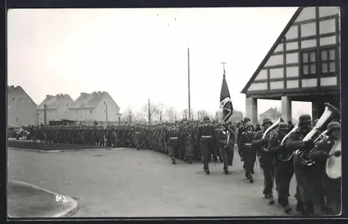 Foto-AK Döberitz, Soldaten in Uniformen auf dem Truppenübungsplatz