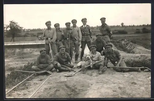 Foto-AK Falkenberg /Lüneburger Heide, Gruppenbild Freiwilliger Arbeitsdienst 1934 mit Hund, 