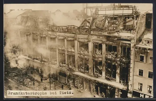 Foto-AK Berlin, Brand des Kaufhauses Tietz in der Chausseestrasse, 1929