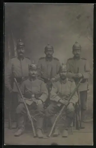 AK Gruppenfoto von Infanterie-Soldaten mit Pickelhauben