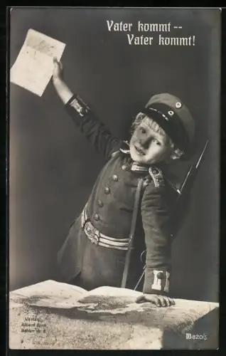 AK Kind in Soldatenuniform hebt einen Brief, Vater kommt - Vater kommt!