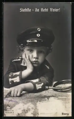 AK Kind in Soldatenuniform zeigt auf Landkarte, Siehste - da steht Vater!