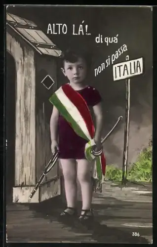 AK Kind in Italien-Schärpe mit Gewehr und Säbel, Alto Lá! di quá non si passa a Italia