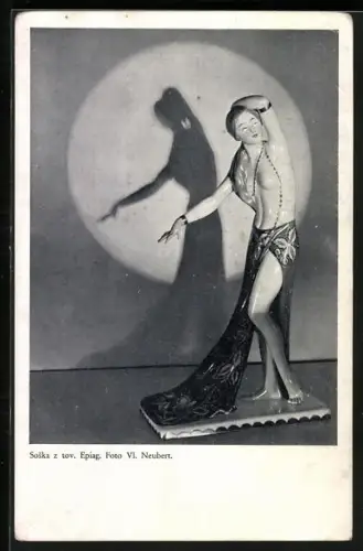 AK Porzellanfigur einer halbnackten Dame in langem Rock