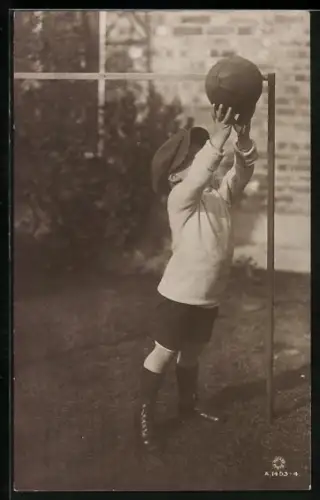 AK Kleiner Fussball-Torwart stellt Halten in oberer rechter Ecke nach