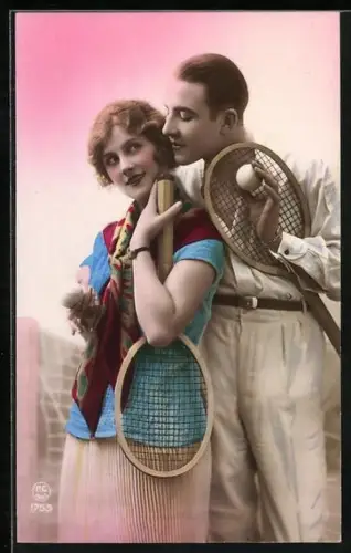 AK Paar auf dem Tennisplatz mit Schlägern und Ball