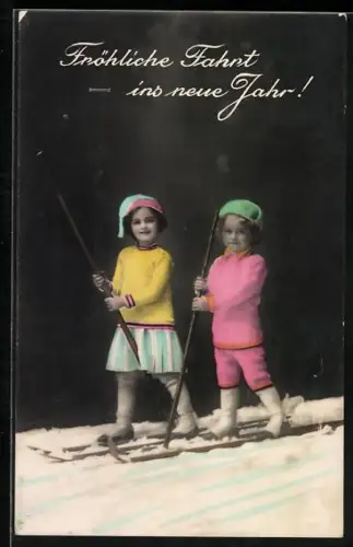 AK Neujahrsgrüsse, Zwei Mädchen fahren Ski mit Langlaufstöcken