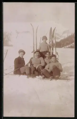 Foto-AK Gruppenfoto von Skifahrern auf der Piste