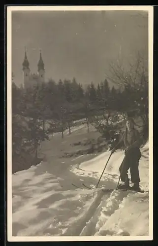 Foto-AK Junge Frau posiert beim Skifahren