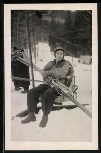 Foto-AK Junger Skifahrer in der Seilbahn