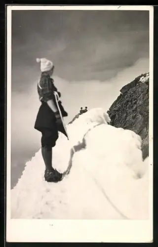 Foto-AK Bergsteiger auf einem schneebedeckten Gipfel