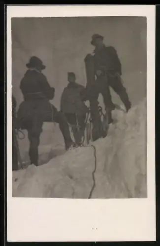 Foto-AK Bergsteigergruppe mit Seil im Schnee