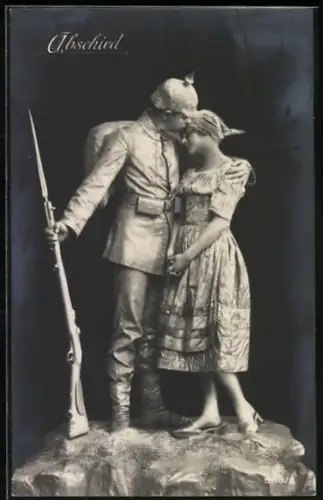 AK Skulptur eines Soldaten beim Abschied von seiner Liebsten