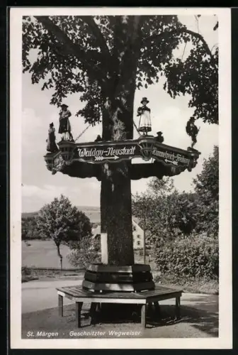 AK St. Märgen, Geschnitzer Wegweiser mit Trachtenfiguren