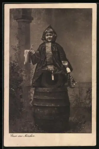 AK Münchner Kindl mit Bierkrug auf einem Fass