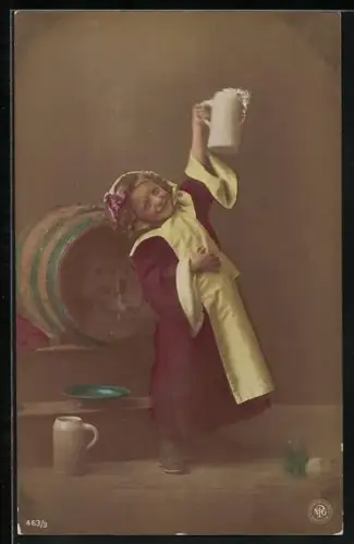 AK Münchner Kindl hält einen vollen Bierkrug in die Höhe, Zapfanlage