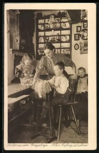 AK Erzgebirglerin bringt ihrem Sohn das Klöppeln bei