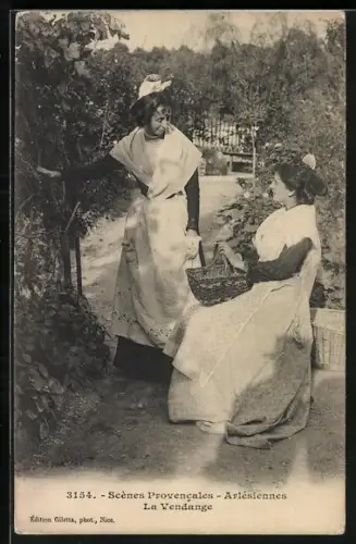 AK Arles, Arlesiennes, Frauen in Tracht bei der Weinlese