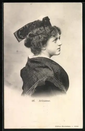 AK Arles, Arlésienne, Portrait