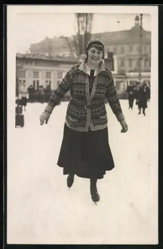 Foto-AK Lachende junge Frau auf Schlittschuhen, 1932