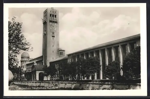AK München, Vor dem Deutschen Museum