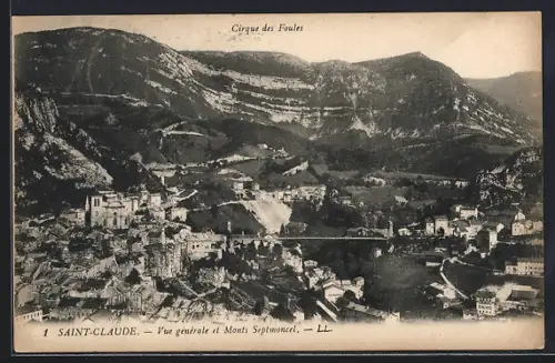 AK Saint-Claude, vue générale de la ville dans le cirque des foules avec le mont Septmoncel