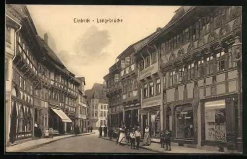 AK Einbeck, Strasse Langebrücke mit Geschäften