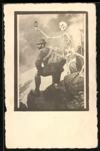 AK Wanderer mit Eispickel auf Berggipfel, Skelett mit Studenglas, Fotomontage