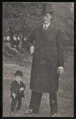 AK Extrem grosser Herr und kleinwüchsiger Herr in eleganter Kleidung