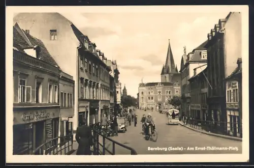 AK Bernburg /Saale, Am Ernst-Thälmann-Platz mit Strassenszene