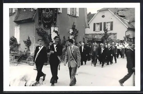 Foto-AK Gau-Odernheim, Festumzug mit Standarte