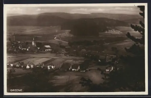 AK Greene, Ortsansicht mit Kirche und umliegender Landschaft