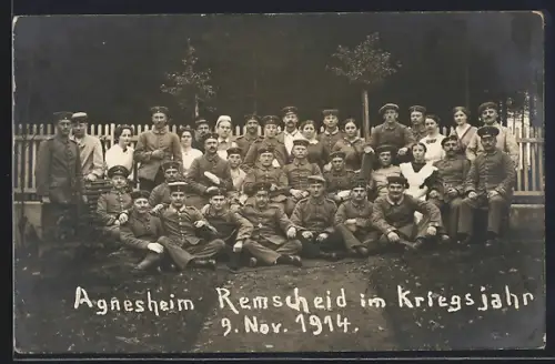 Foto-AK Remscheid, Agnesheim im Kriegsjahr 1914, Gruppenfoto Soldaten und Pflegepersonal
