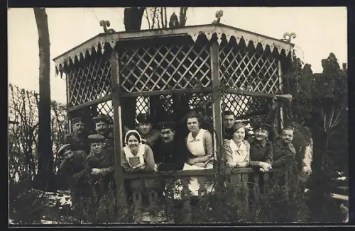 Foto-AK Neviges, Soldat Otto Hopp beim Krankenhaus Neviges