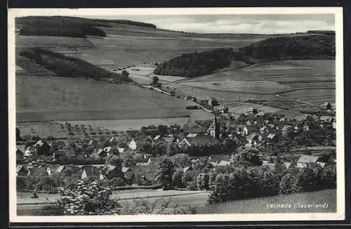 AK Velmede /Sauerland, Ortsansicht mit Kirche und umliegender Landschaft