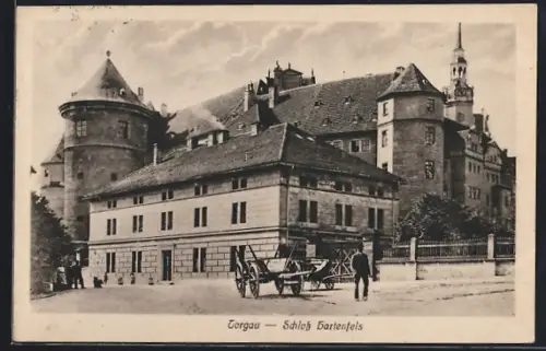 AK Torgau, Strassenpartie am Schloss Hartenfels