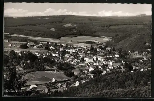 AK Daun /Eifel, Gesamtansicht des Ortes, umgeben von Wäldern und Feldern