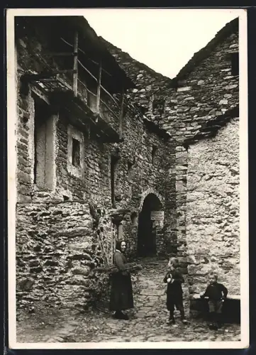 AK Arcegno, Alte Häuser und Frau mit Kindern