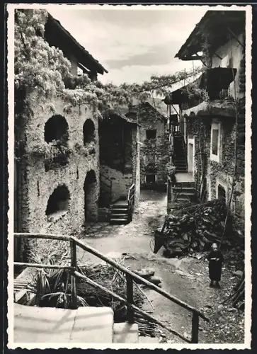 AK Arcegno, Strasse mit alten Häusern, Blondes Mädchen