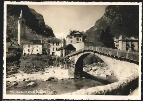 AK Bignasco, Brückenpartie mit Gebäudeansicht und Kirche
